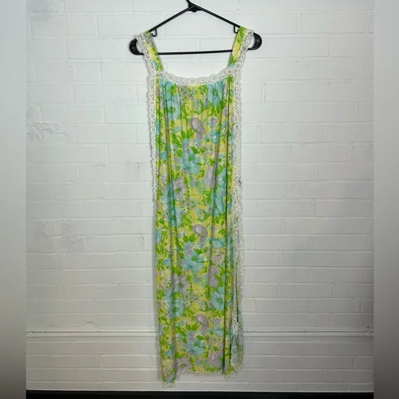 Vintage Floral Maxi Dress with Lace and Open Sides - Picture 4 of 5